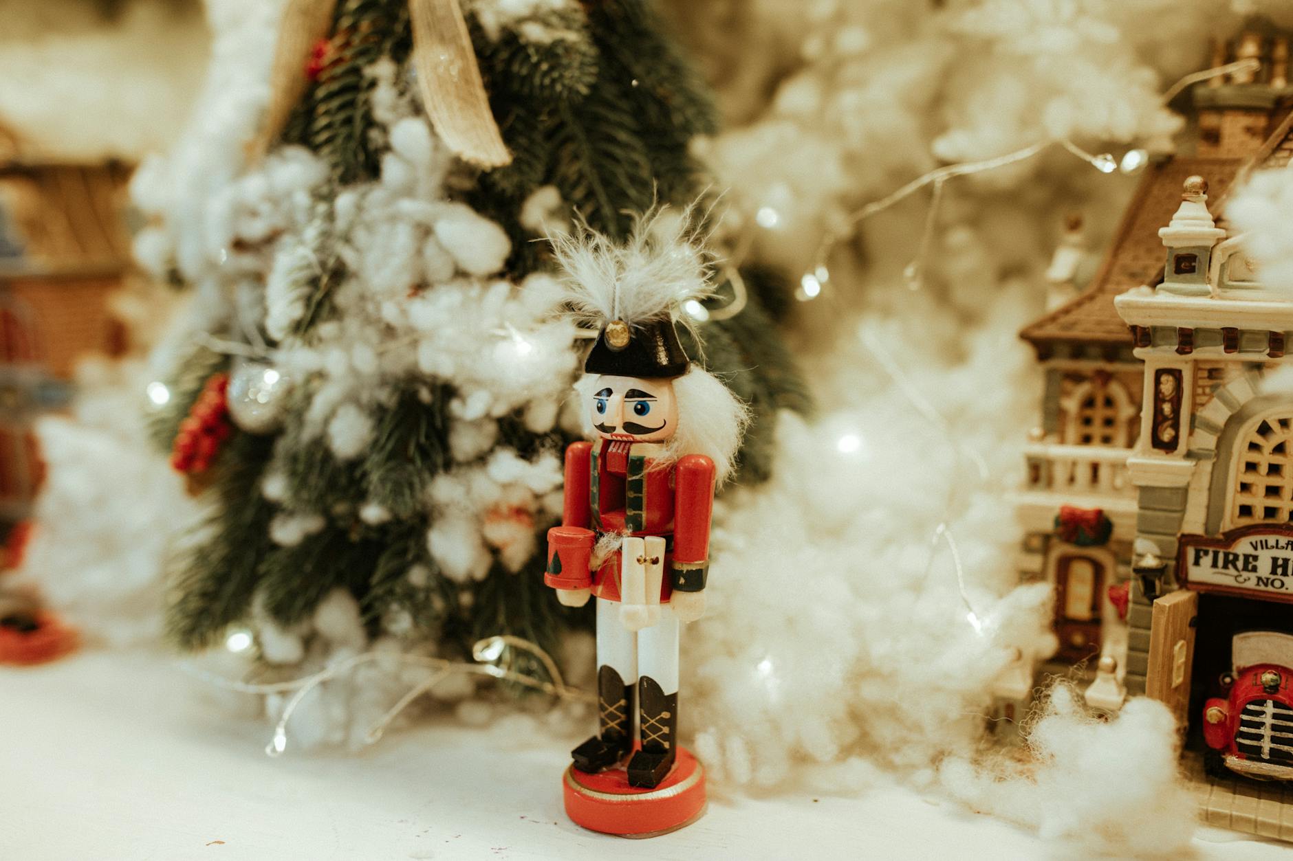 Lanckorona na święta i długie weekendy: kiedy rezerwować nocleg i jak wybierać Drewniany dziadek do orzechów w świątecznej scenerii miasteczka