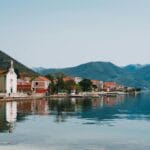 Malownicze miasteczko na wzgórzu nad jeziorem otoczone bujną zielenią