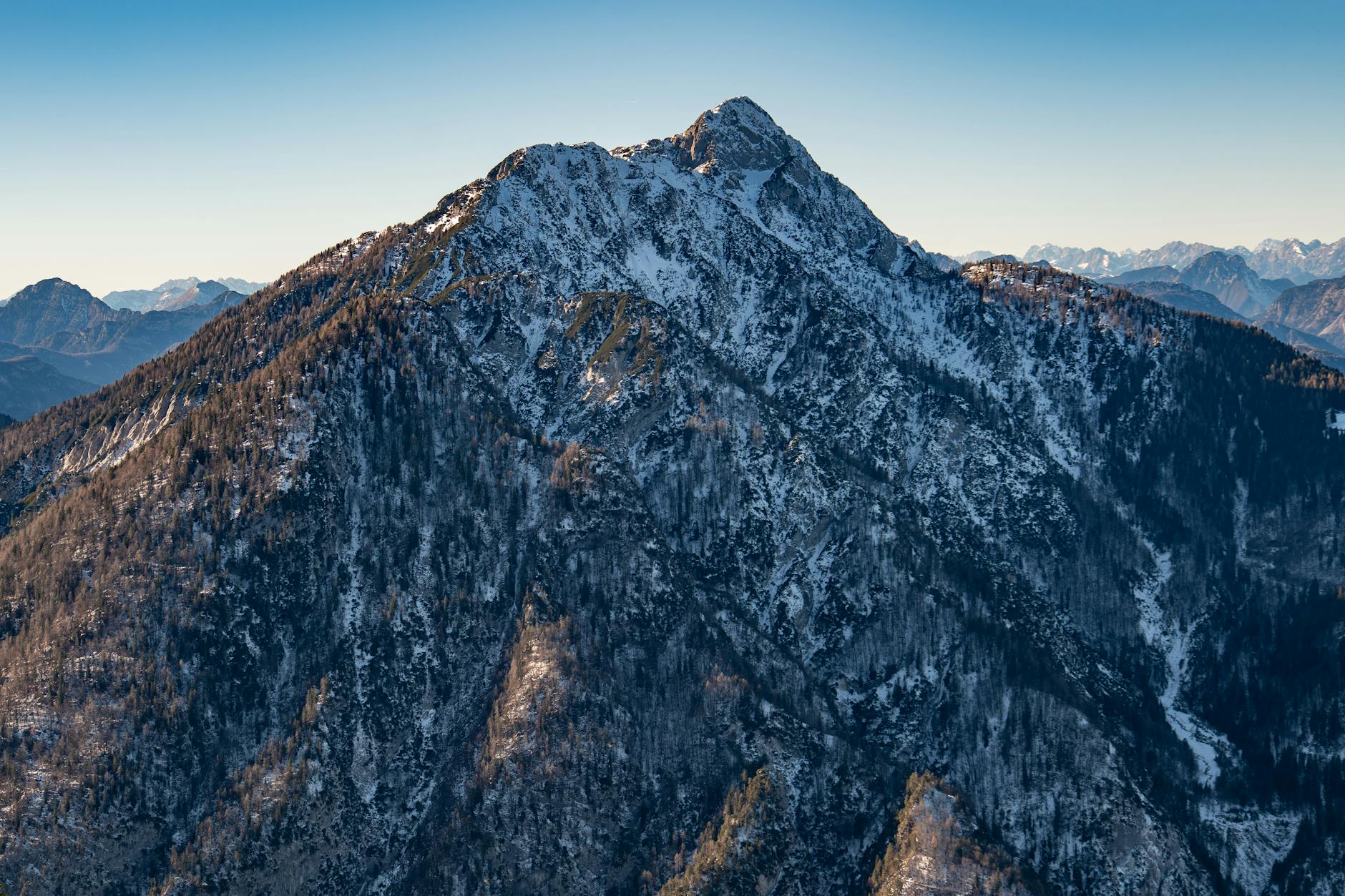 Panorama doliny Skawy z leśnego punktu widokowego koło Lanckorony