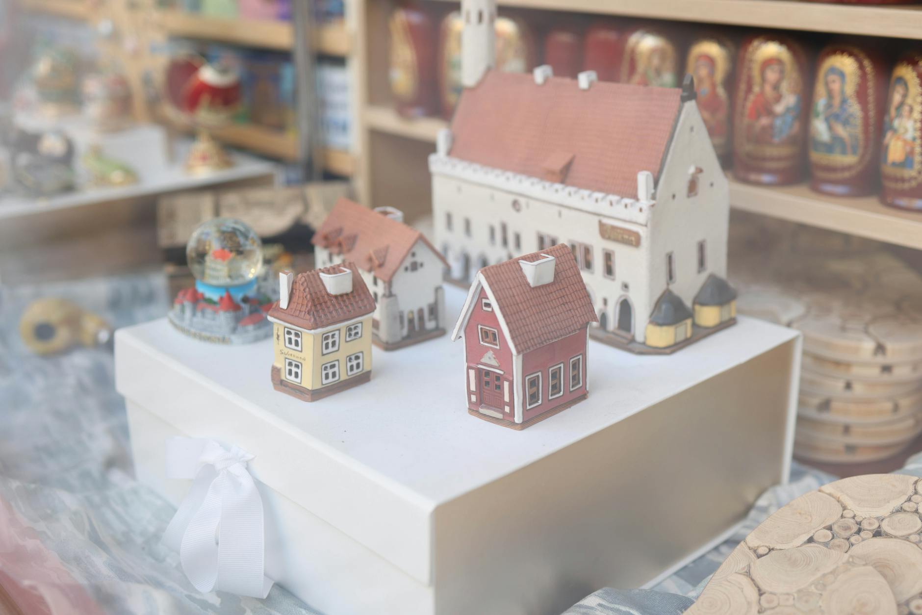 Ceramiczne miniaturowe domki w sklepie z lokalnym rękodziełem