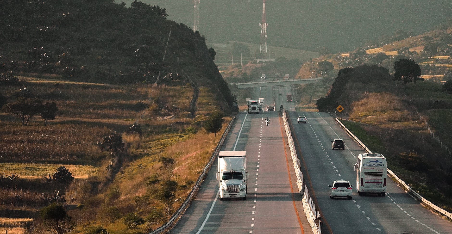 Ruchliwa droga szybkiego ruchu w malowniczym, górzystym krajobrazie