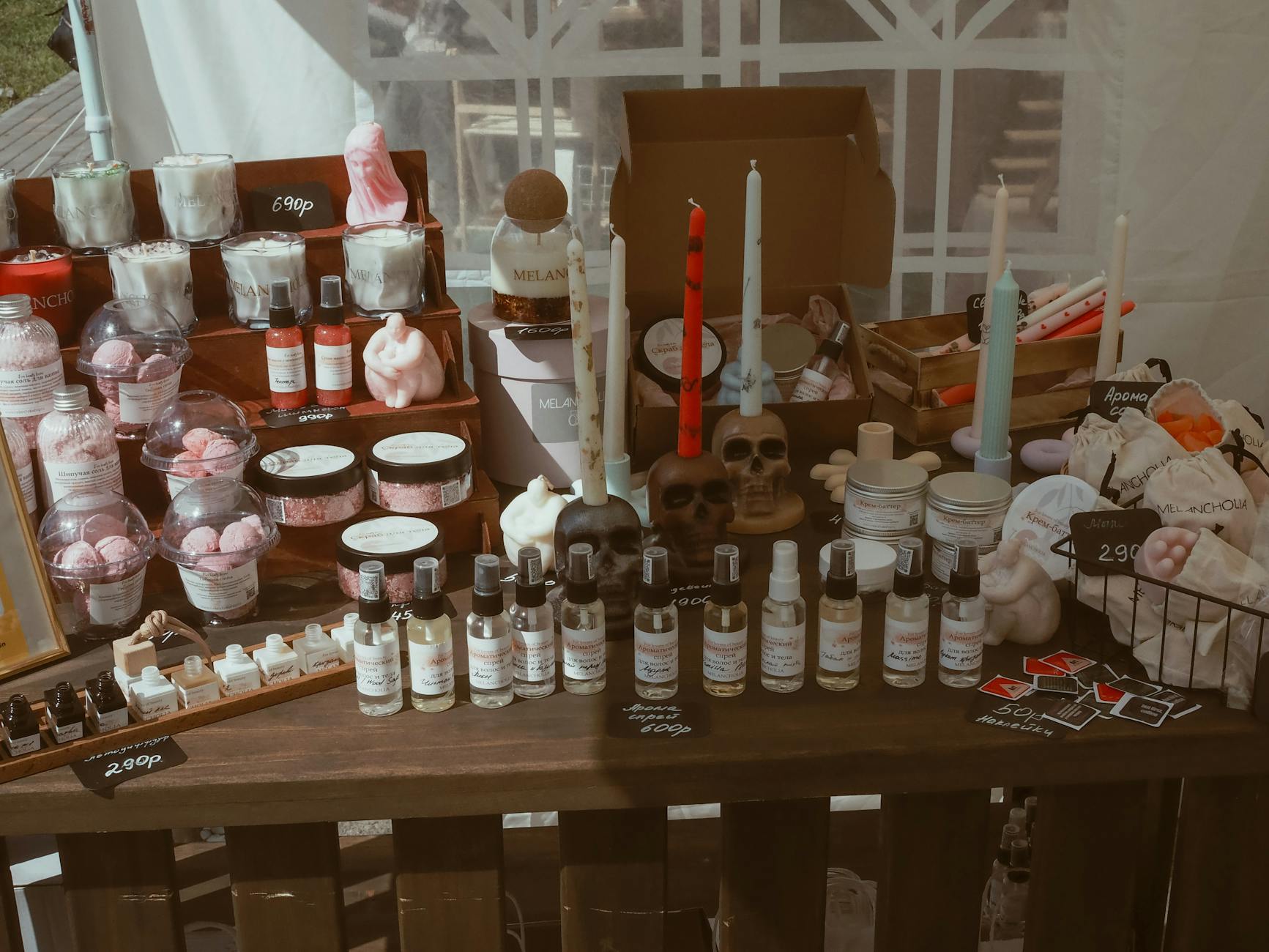 Stoisko z ręcznie robionymi świecami i kosmetykami w Lanckoronie