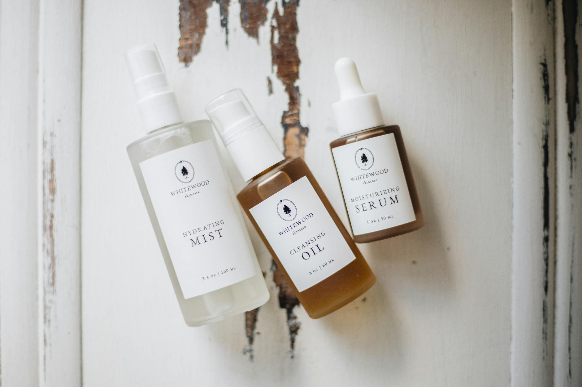 Minimalistyczny flatlay naturalnych kosmetyków pielęgnacyjnych na drewnie