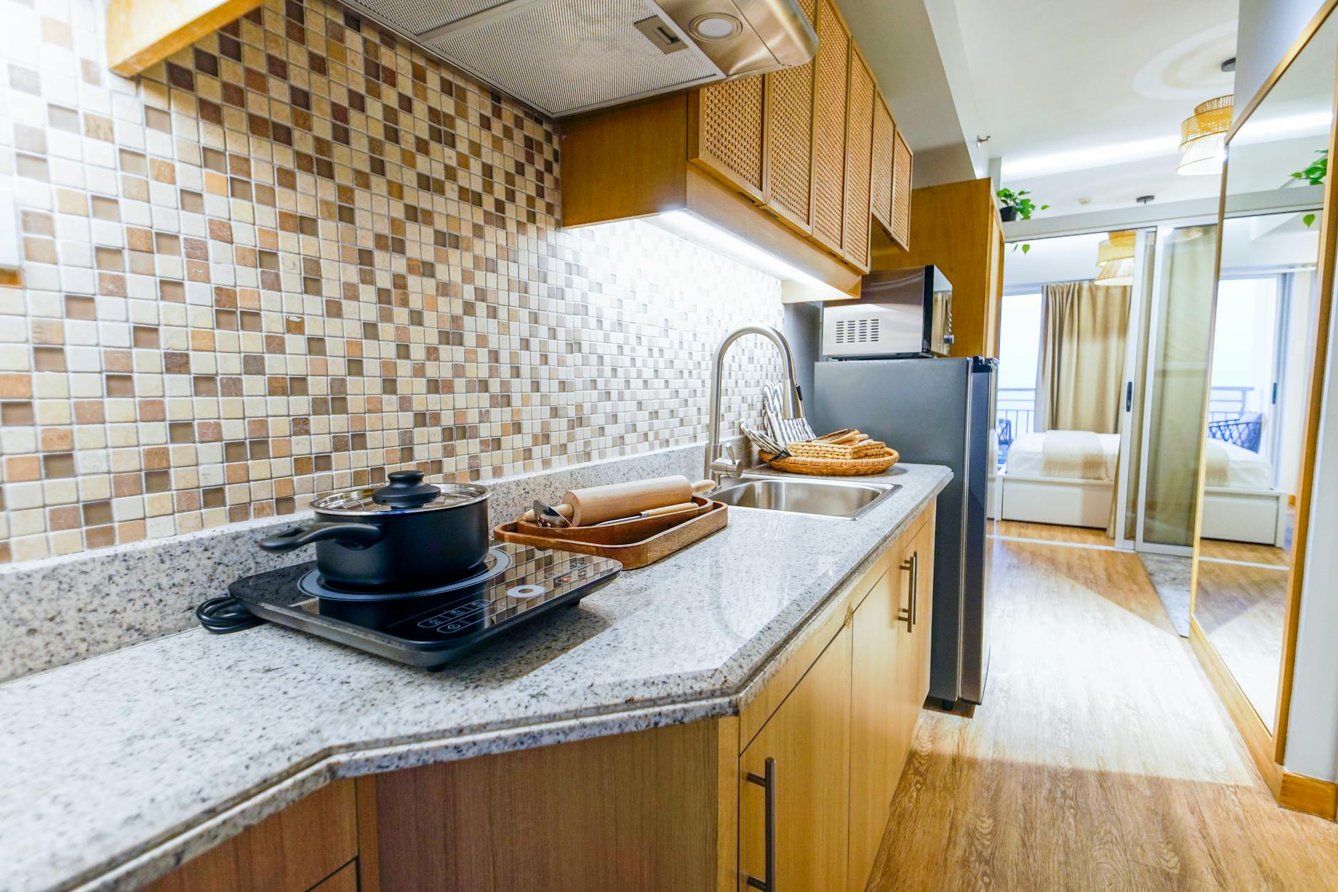 Nowoczesna, przestronna kuchnia z wyspą i płytą indukcyjną