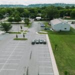 Parking wśród zieleni widziany z drona w małym miasteczku