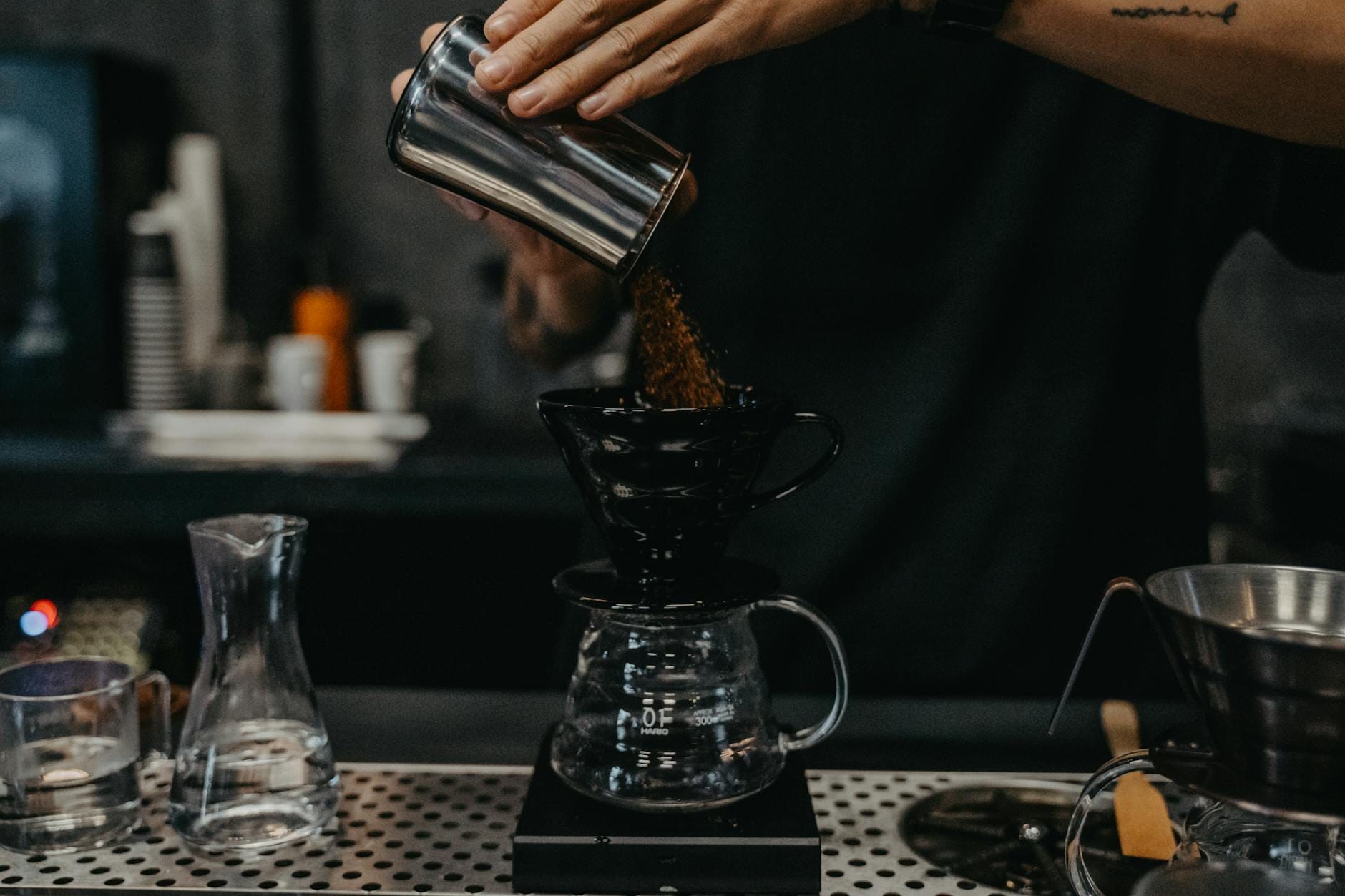 Barista przygotowuje kawę przelewową w kawiarni w Lanckoronie