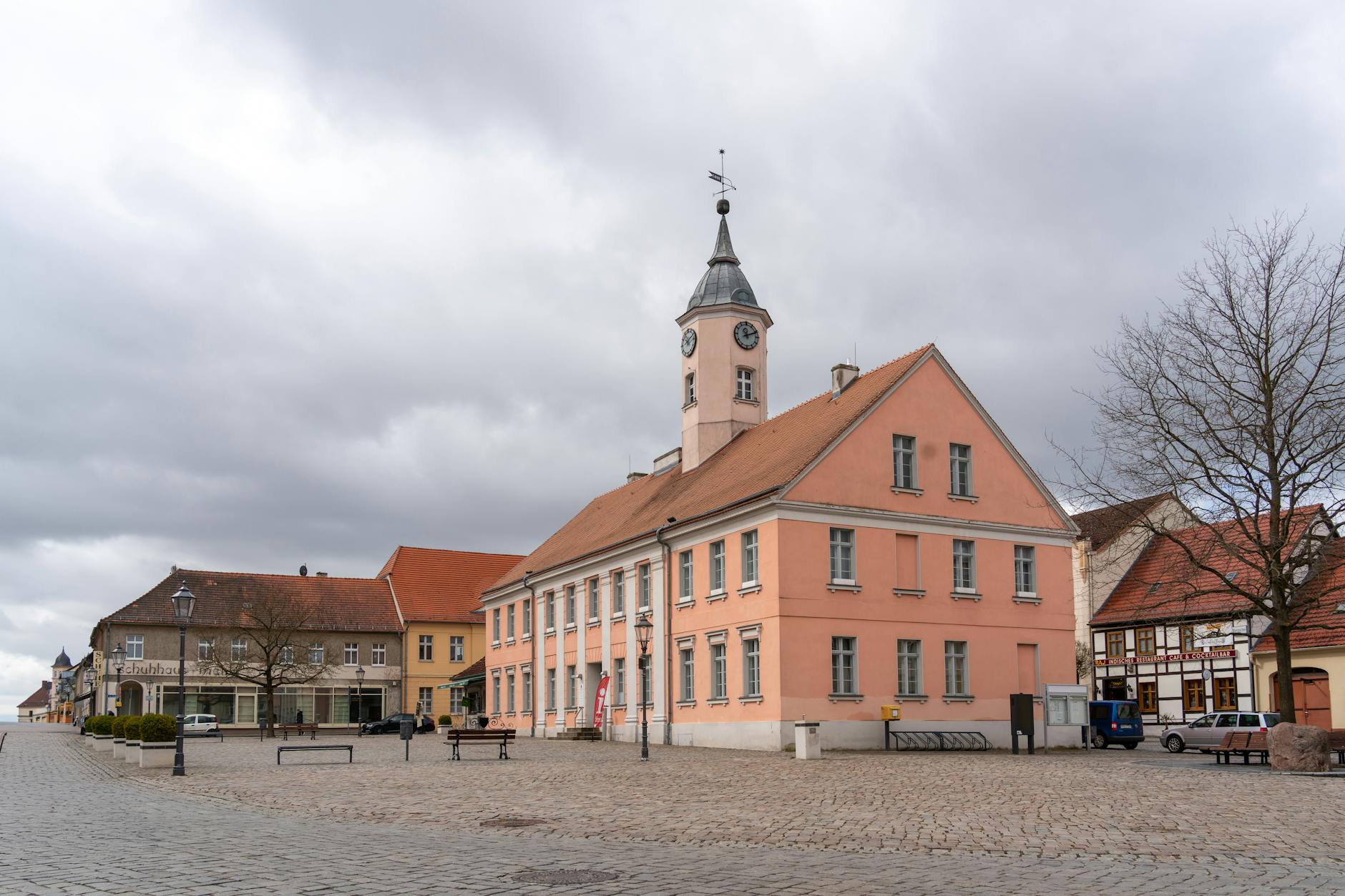 Historyczny ratusz na rynku małego europejskiego miasteczka pod chmurami