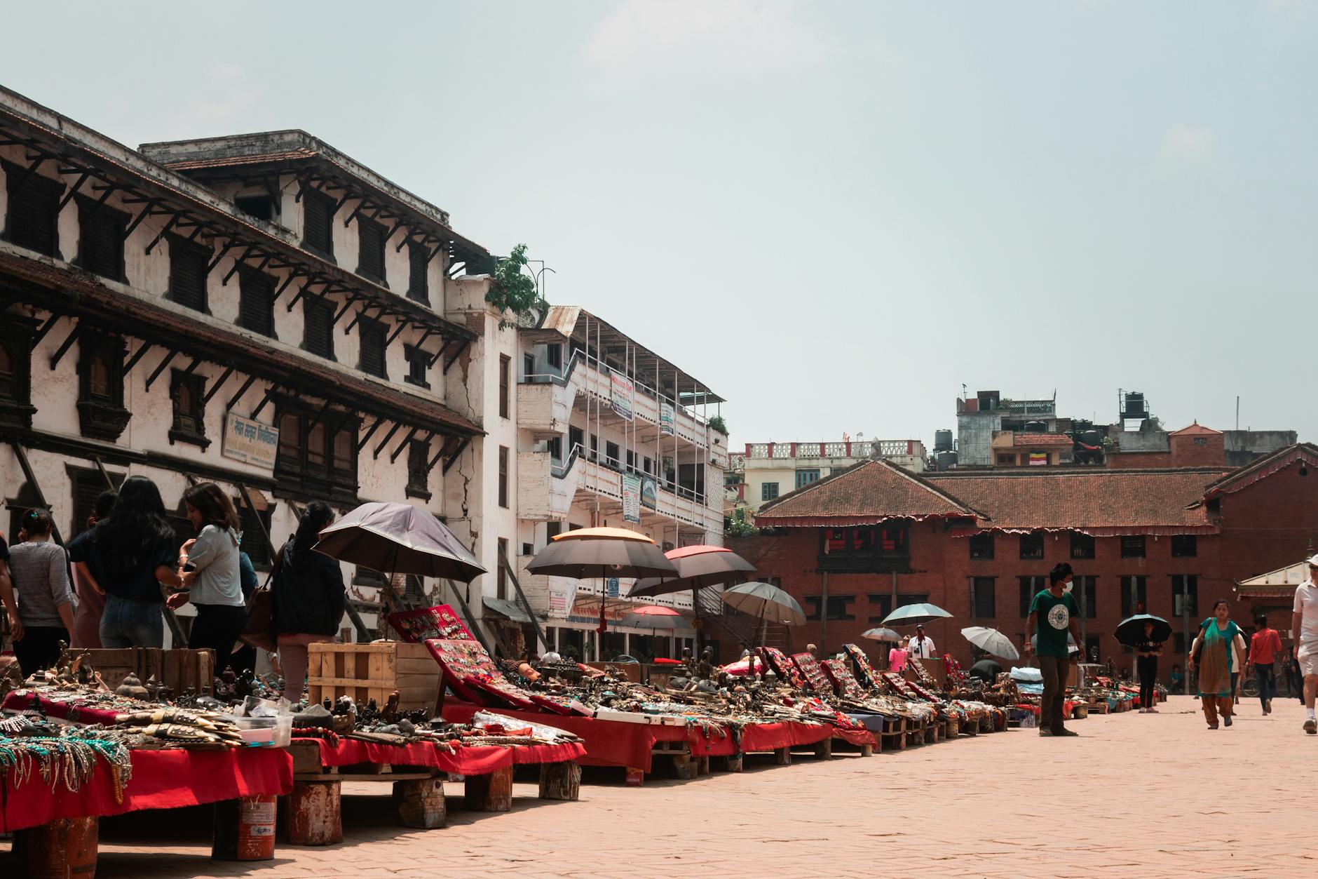 Tłoczna ulica z lokalnymi sklepami i zabudową w Kathmandu Tłoczna ulica z lokalnymi sklepami i zabudową w Kathmandu