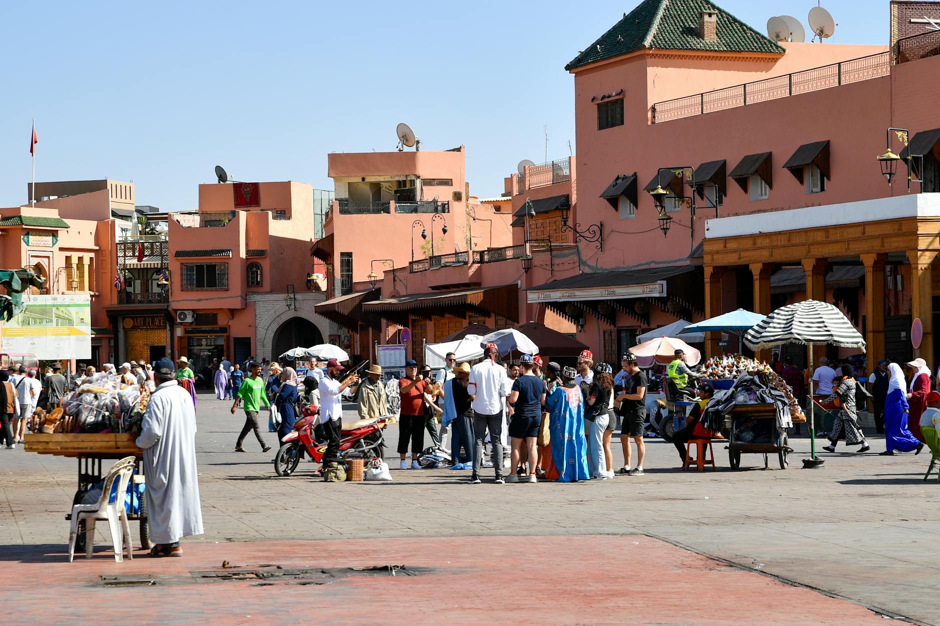 Tłum w słoneczny dzień na placu Jemaa el-Fnaa w Marrakeszu