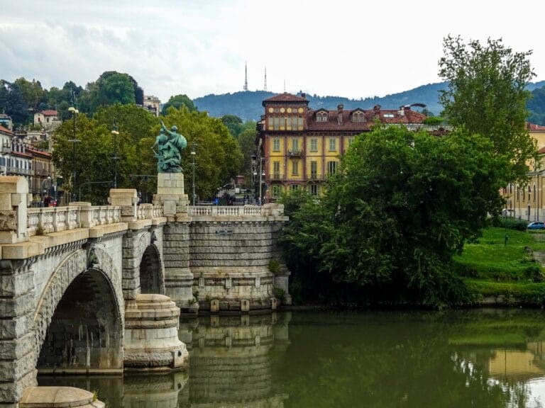 Zabytkowy most i zabud